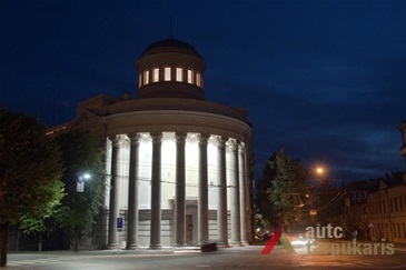 Pagrindinis fasadas vakare. Kauno valstybinės filharmonijos archyvo nuotr.